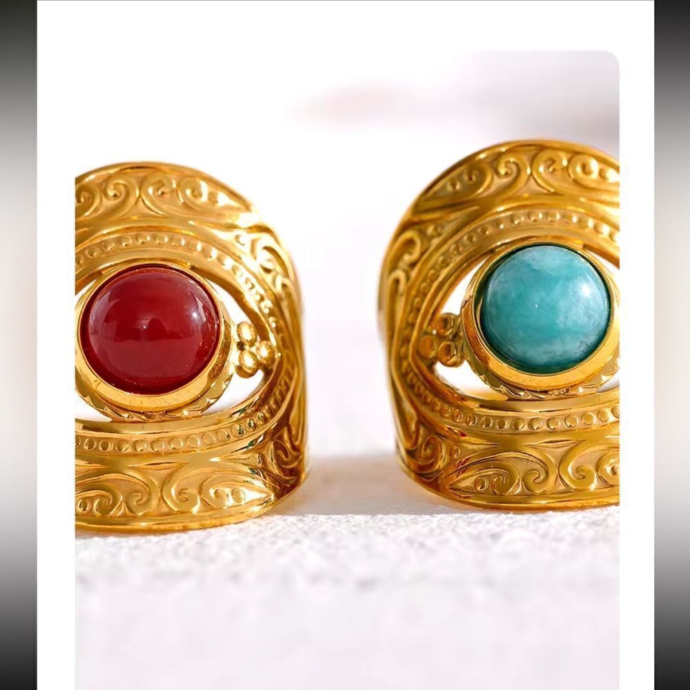 Gold Plated Stainless Steel Vintage-Style Ring with Red Stone - Picture 3 of 10